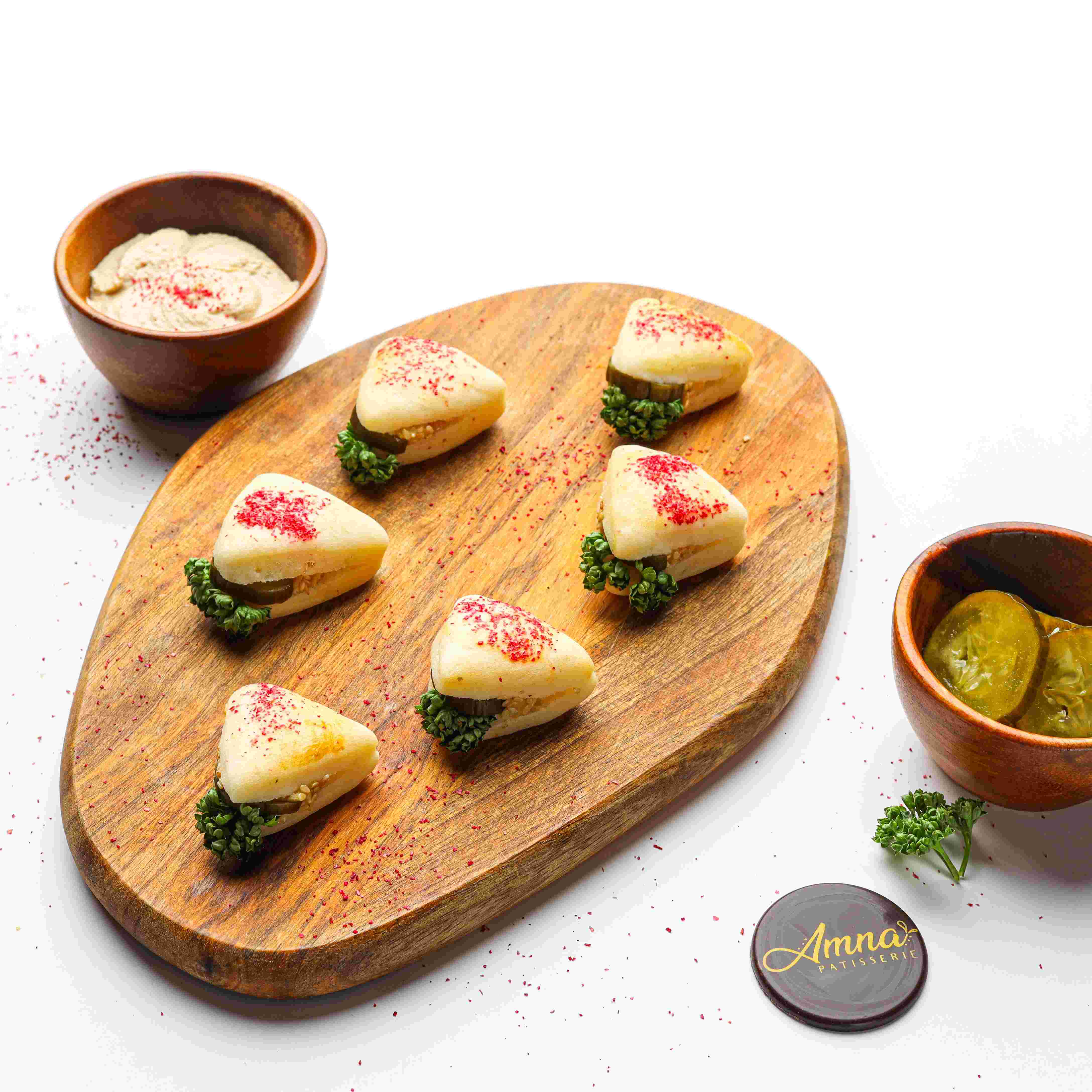 White Traingle Bread With Hummus & Pickle (12 pieces)